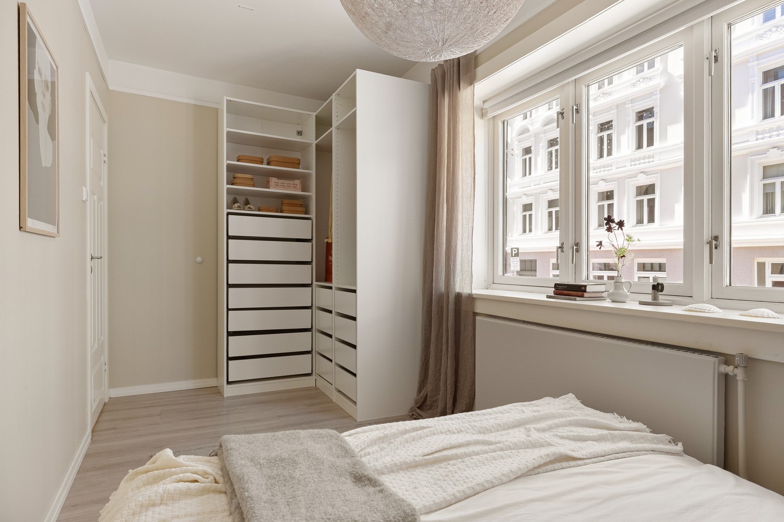 Soverommet har store vinduer som slipper inn fint lys og god takhøyde på ca. 2,61 meter som gir en luftig romfølelse. Galleribilde