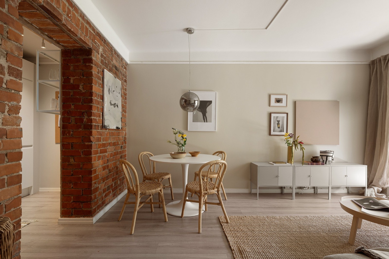 Stuen har god og moderne standard med enstavs laminat på gulv og glatte malte overflater kombinert med synlig teglstein. Nylig malt. Galleribilde