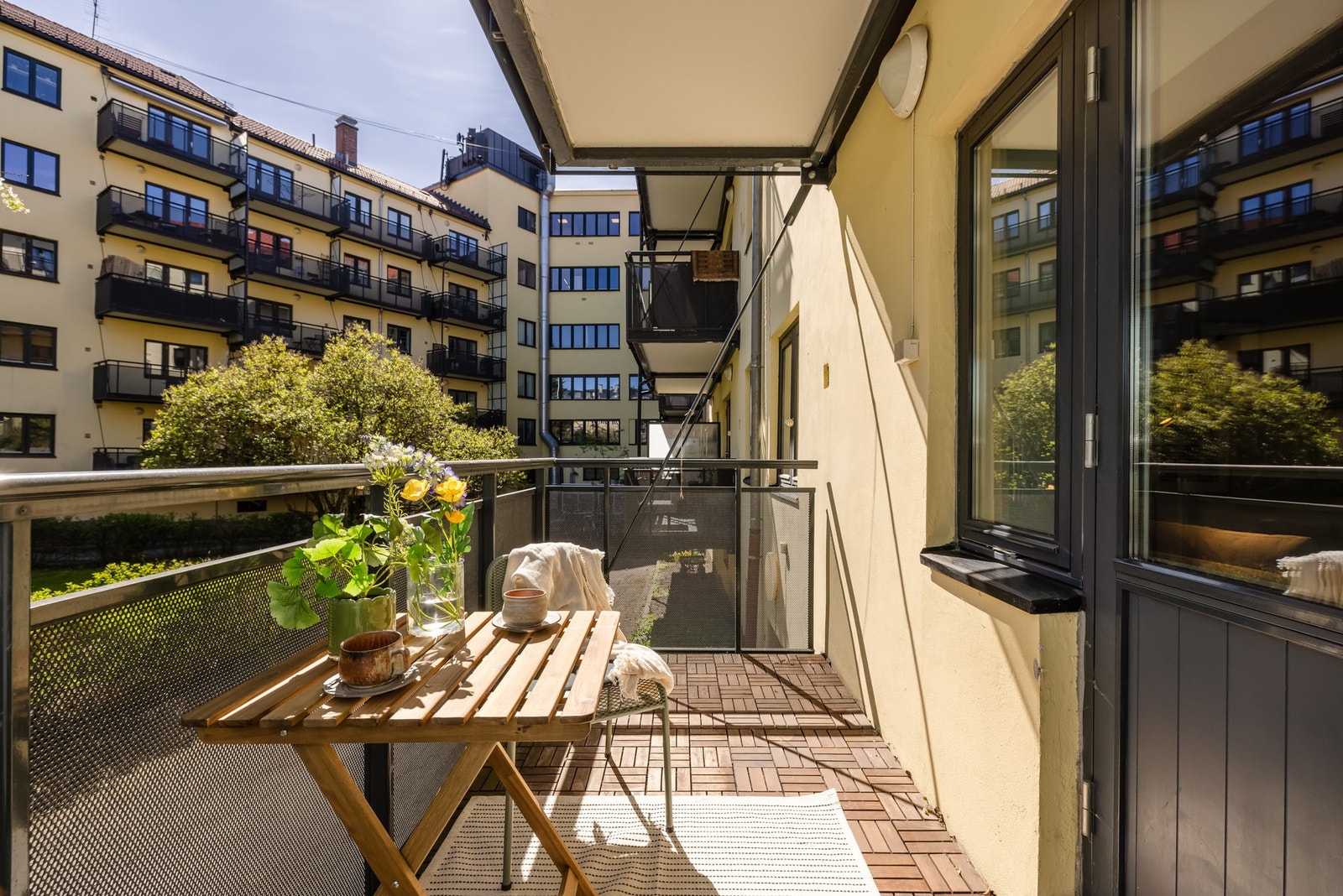 Balkongen som er overbygget, har treheller på gulv og god plass til sittegruppe etter eget ønske og behov. Galleribilde