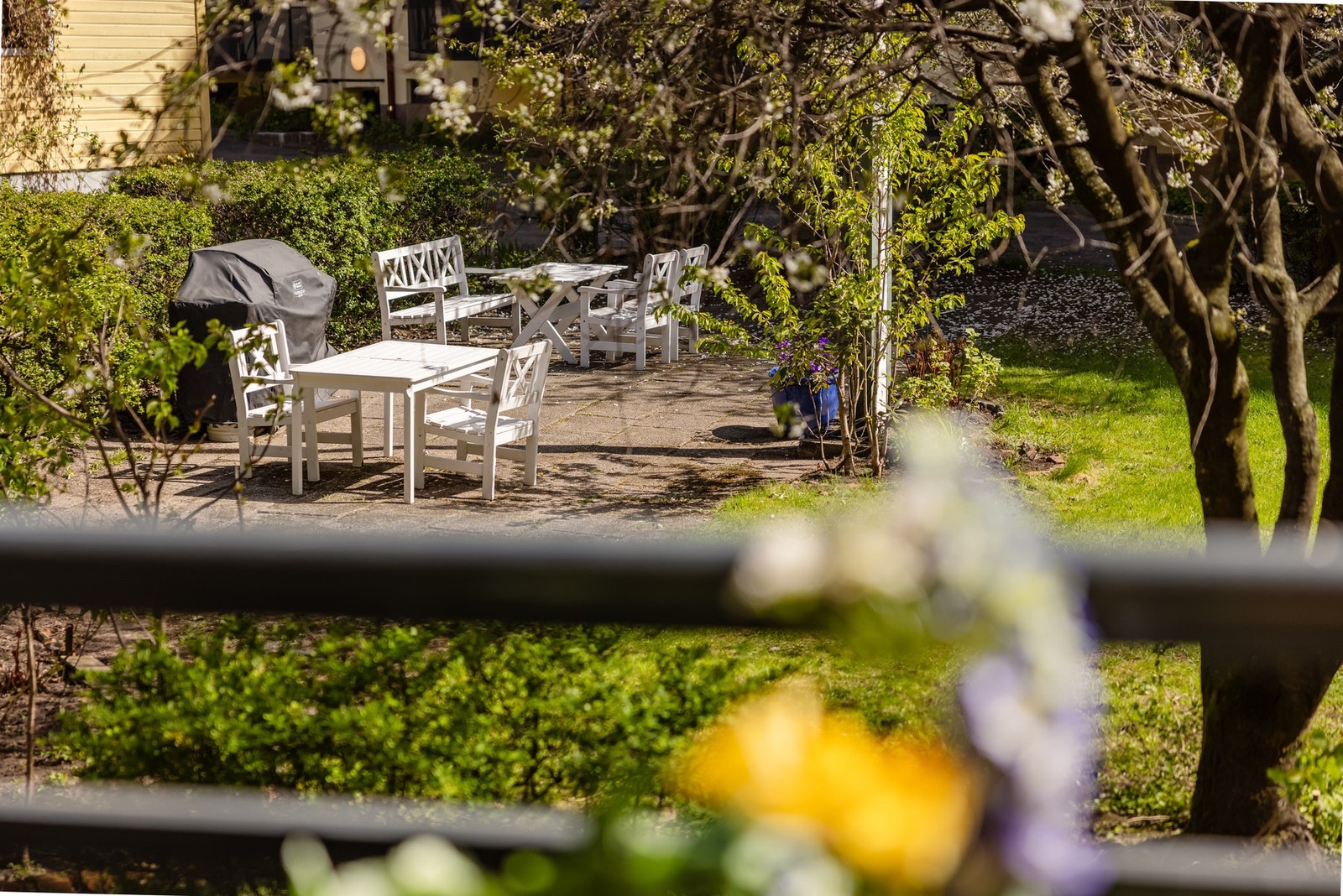Balkongen vender ut mot de idylliske bakgården som er pent opparbeidet. Galleribilde