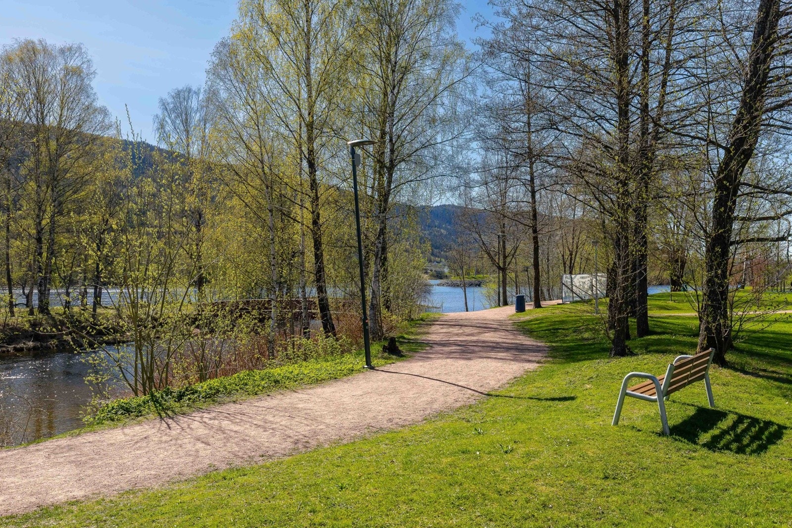 Like nedenfor er stort rekreasjonsområde like ved elva Galleribilde