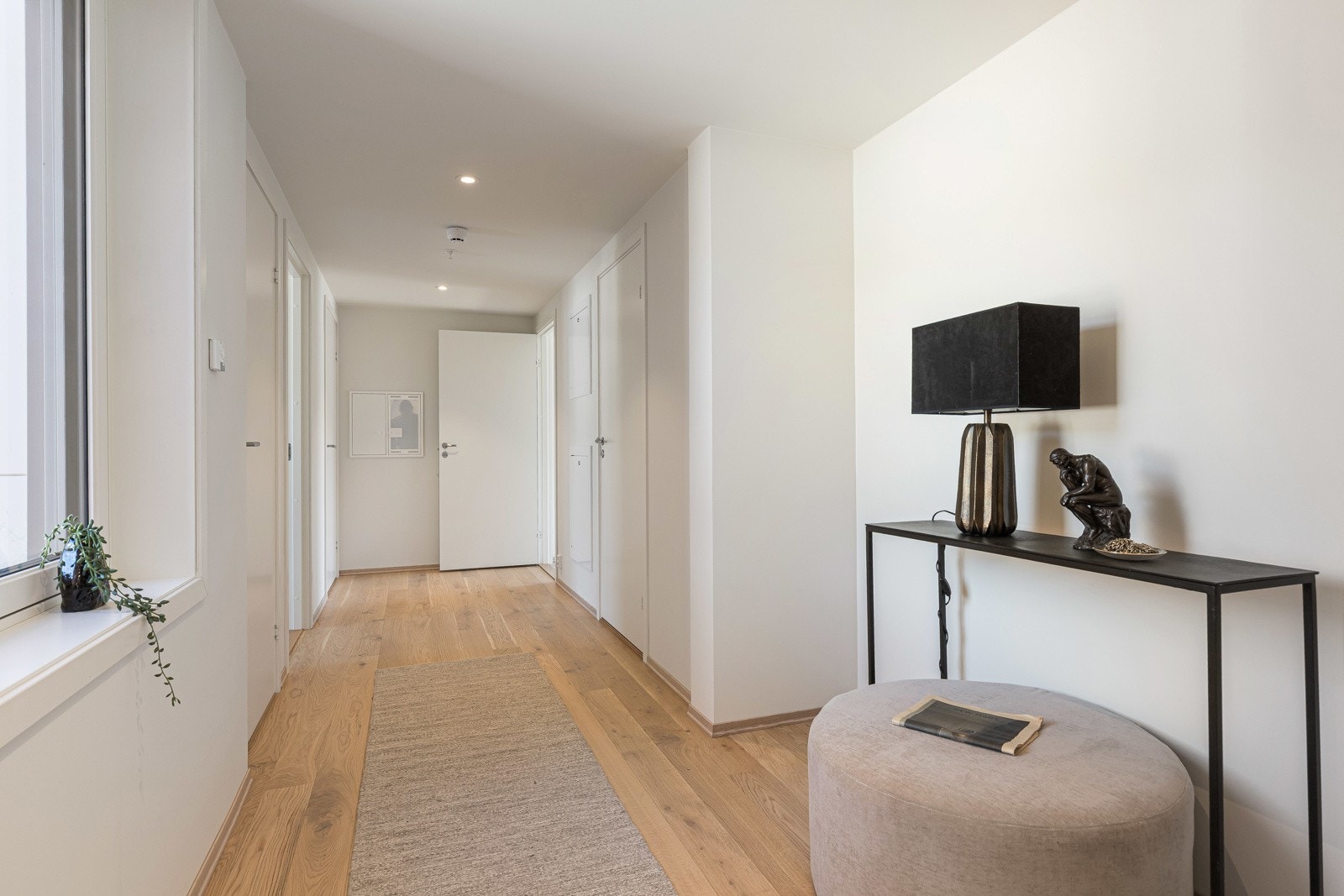 Romslig entré / hall med plass til garderober Galleribilde