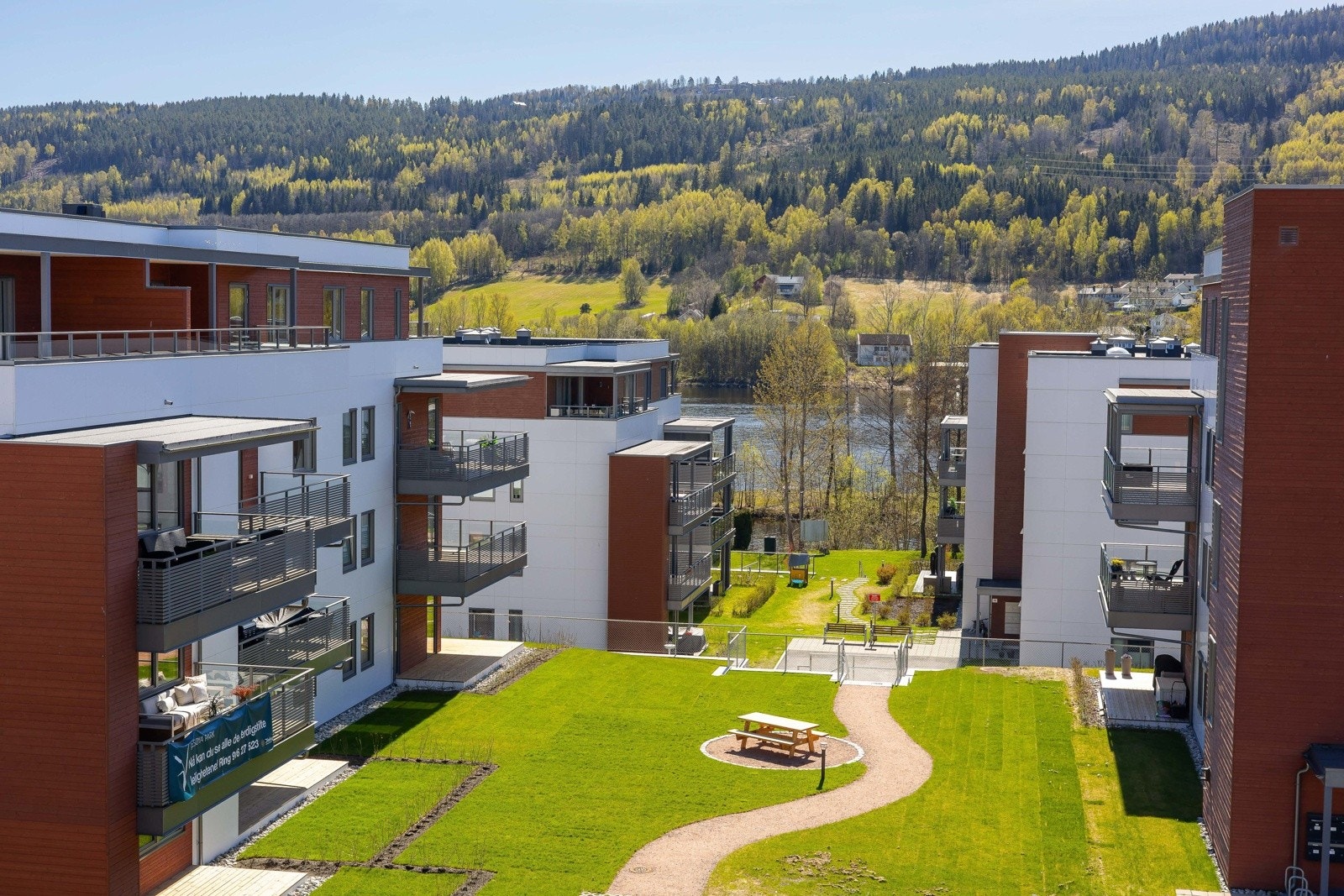 Boligene i Pålsøya Park ligger tett på elva og elvepromonaden og omkranses av frodige grøntområder Galleribilde