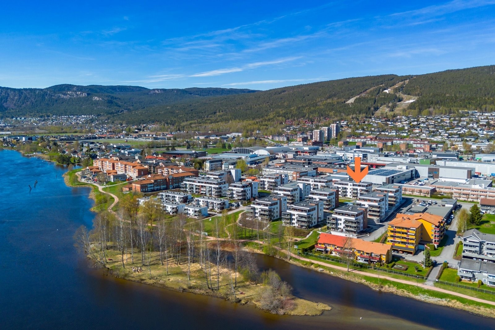 Elvepromenaden går langs elva og helt ned til byen og videre til det nye sykehuset Galleribilde