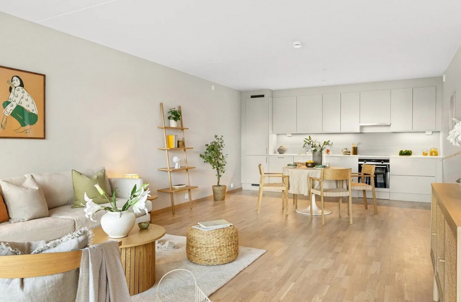 Store vindusflater og utgang til balkong sørger for rikelig med naturlig lys og en luftig romfølelse. Galleribilde