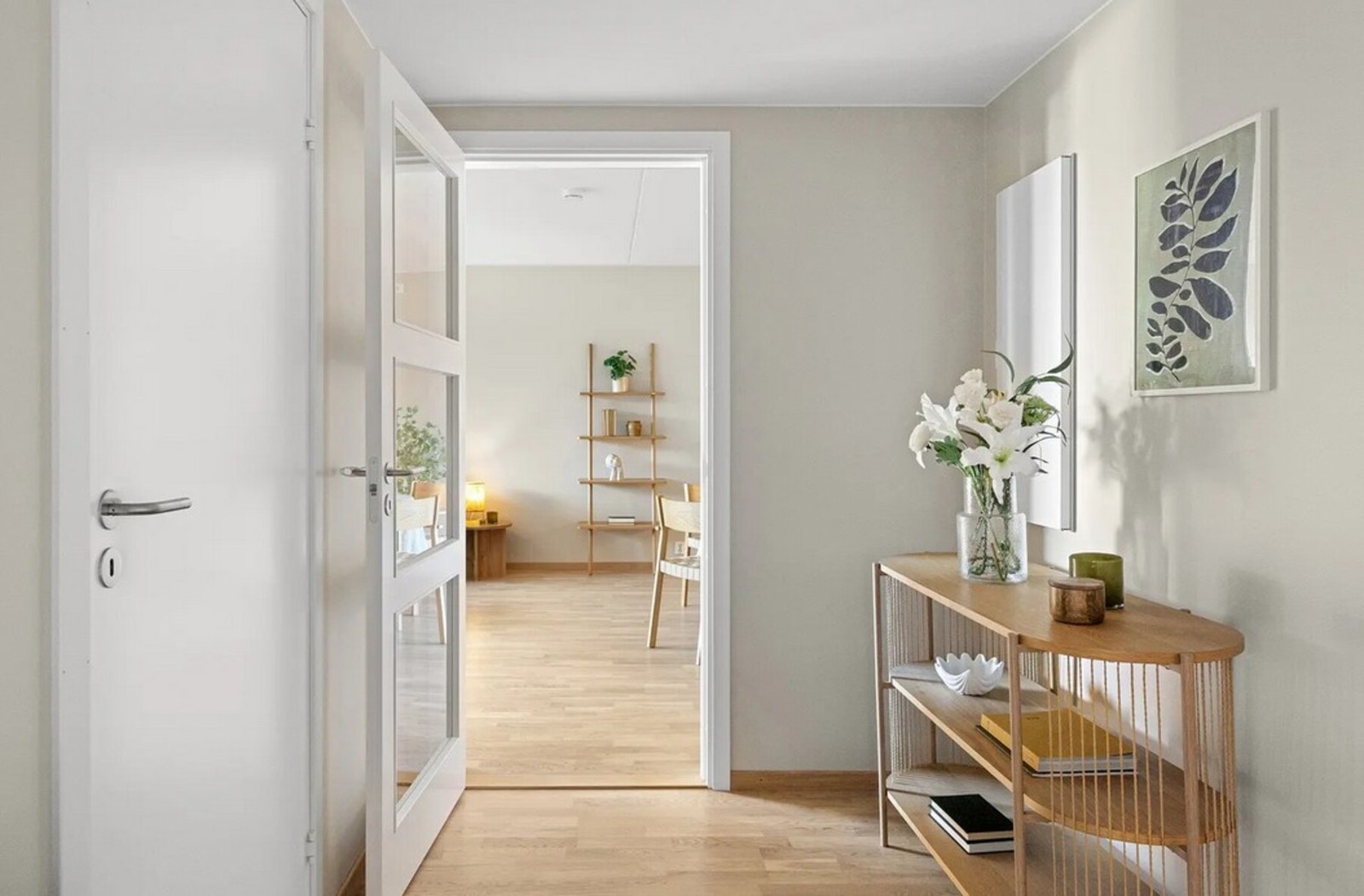 Fra entréen er det adkomst til begge soverommene og den åpne stue- og kjøkkenløsningen. Galleribilde