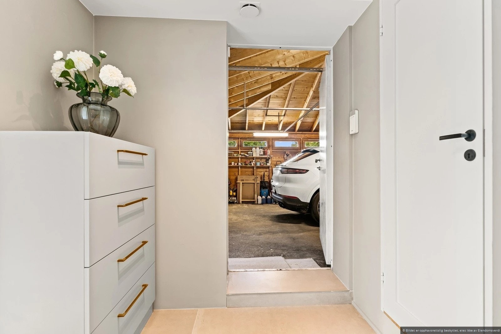 Det er inngang til garasjen fra hallen. Galleribilde