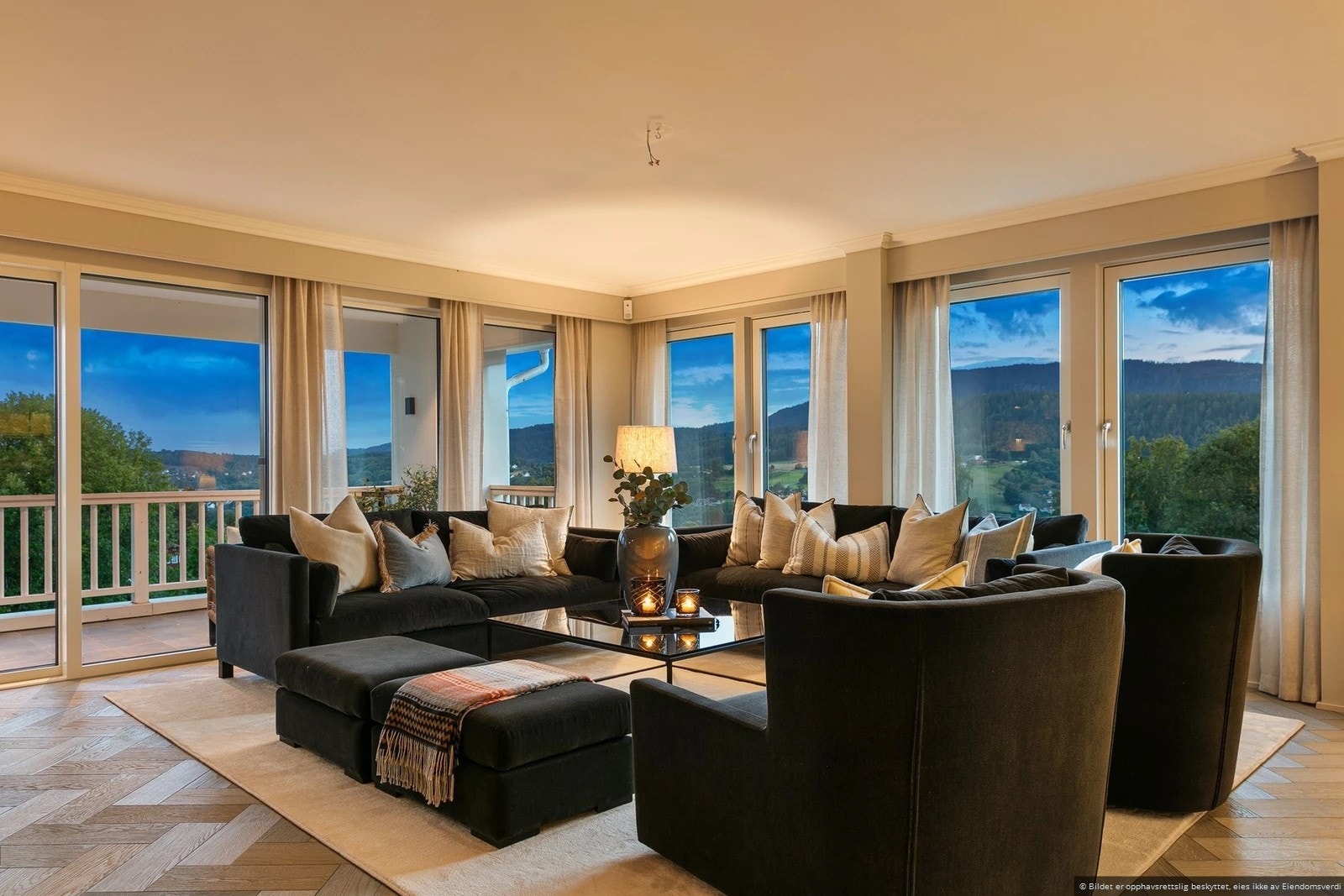 Stor stue med plass til å møblere i flere soner. Her er det også utgang til balkongen. Galleribilde