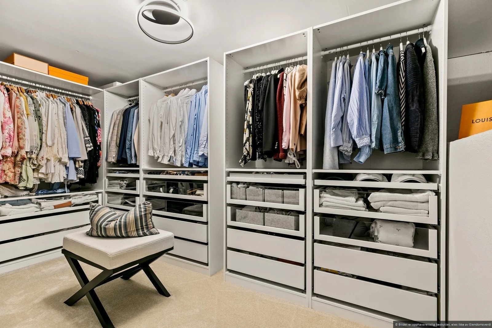 Walk-in-closet i tilknytning til hovedsoverommet. Galleribilde