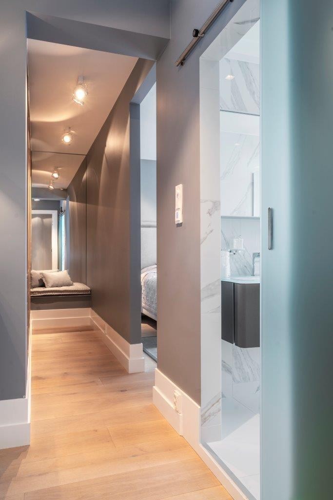 Master bedroom hallway / Hovedsoverom gang Galleribilde