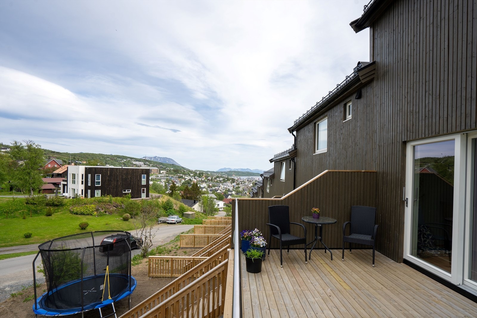 Verandaen med utgang fra stuen har ettermiddags- og kveldssol på sommeren. Her har du rikelig med plass til det du måtte ønske av utemøblement. Du har også direkte nedgang til terreng. Galleribilde