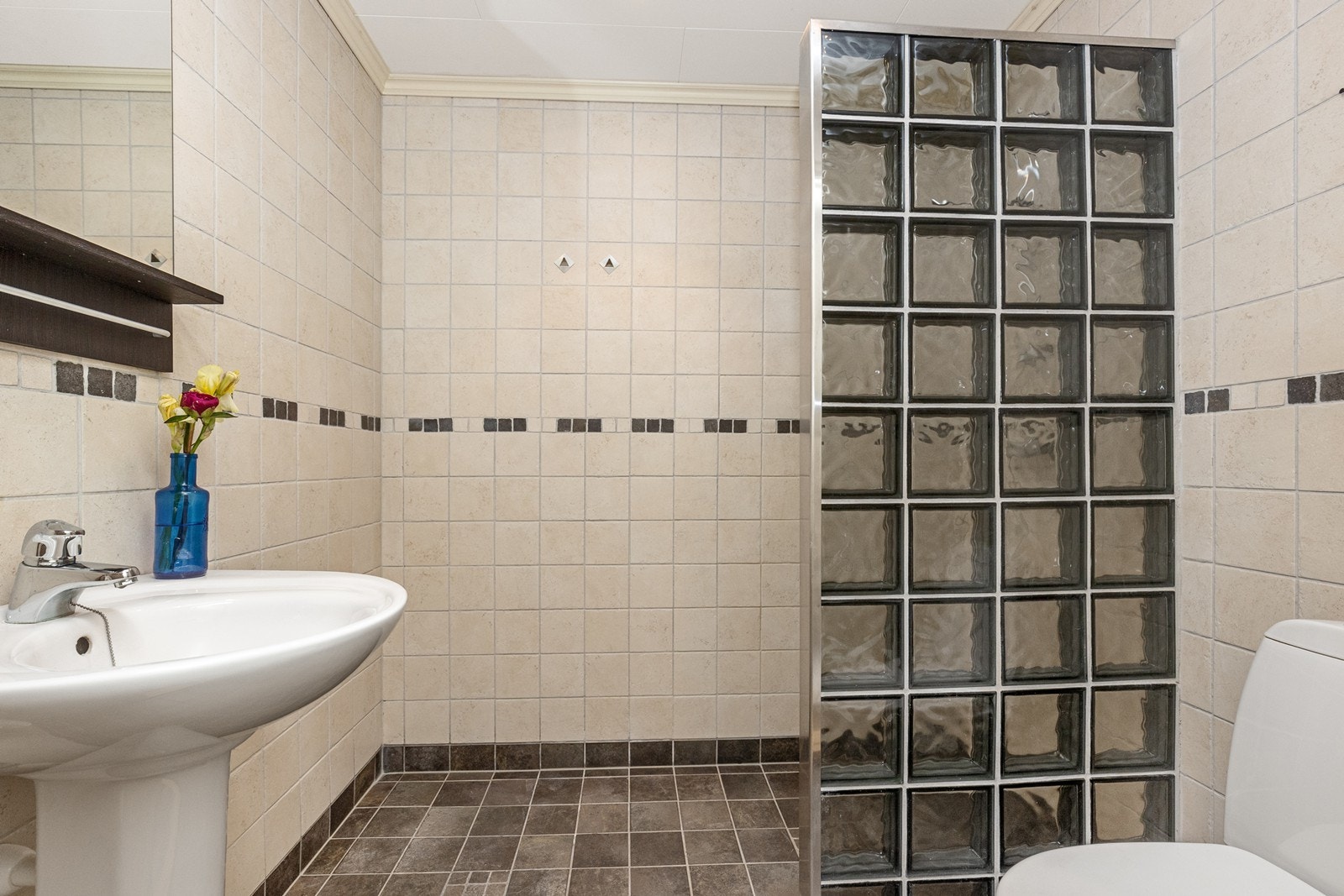 Flislagt bad i 1.etasje. Galleribilde