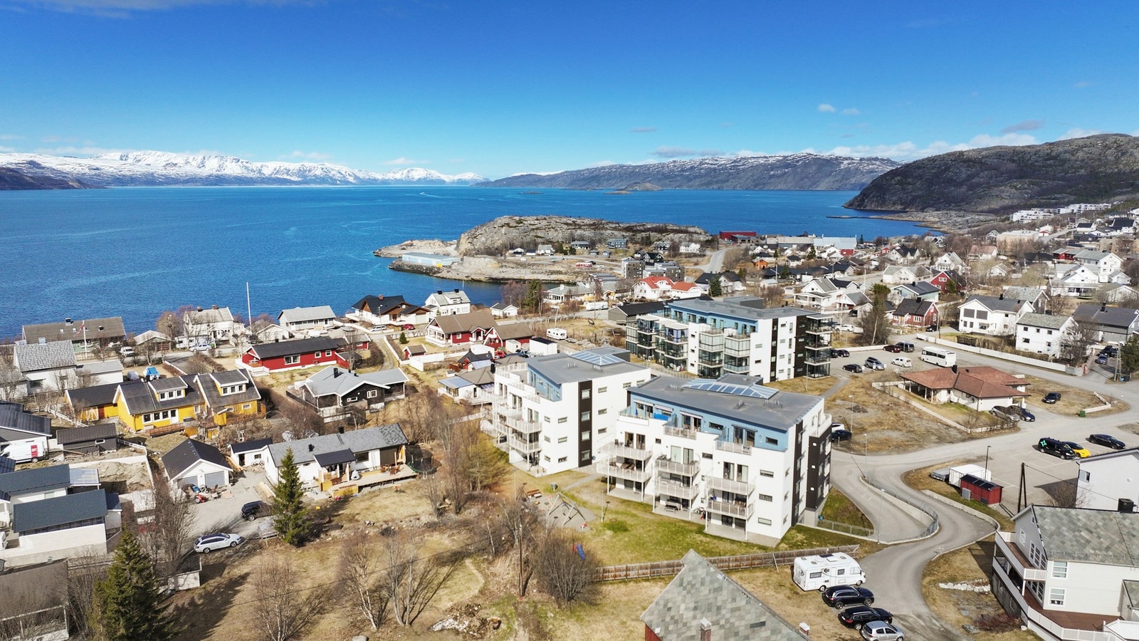 Leiligheten har en attraktiv og sentral beliggenhet i Bossekop, et veletablert og etterspurt boligområde i Alta. Galleribilde