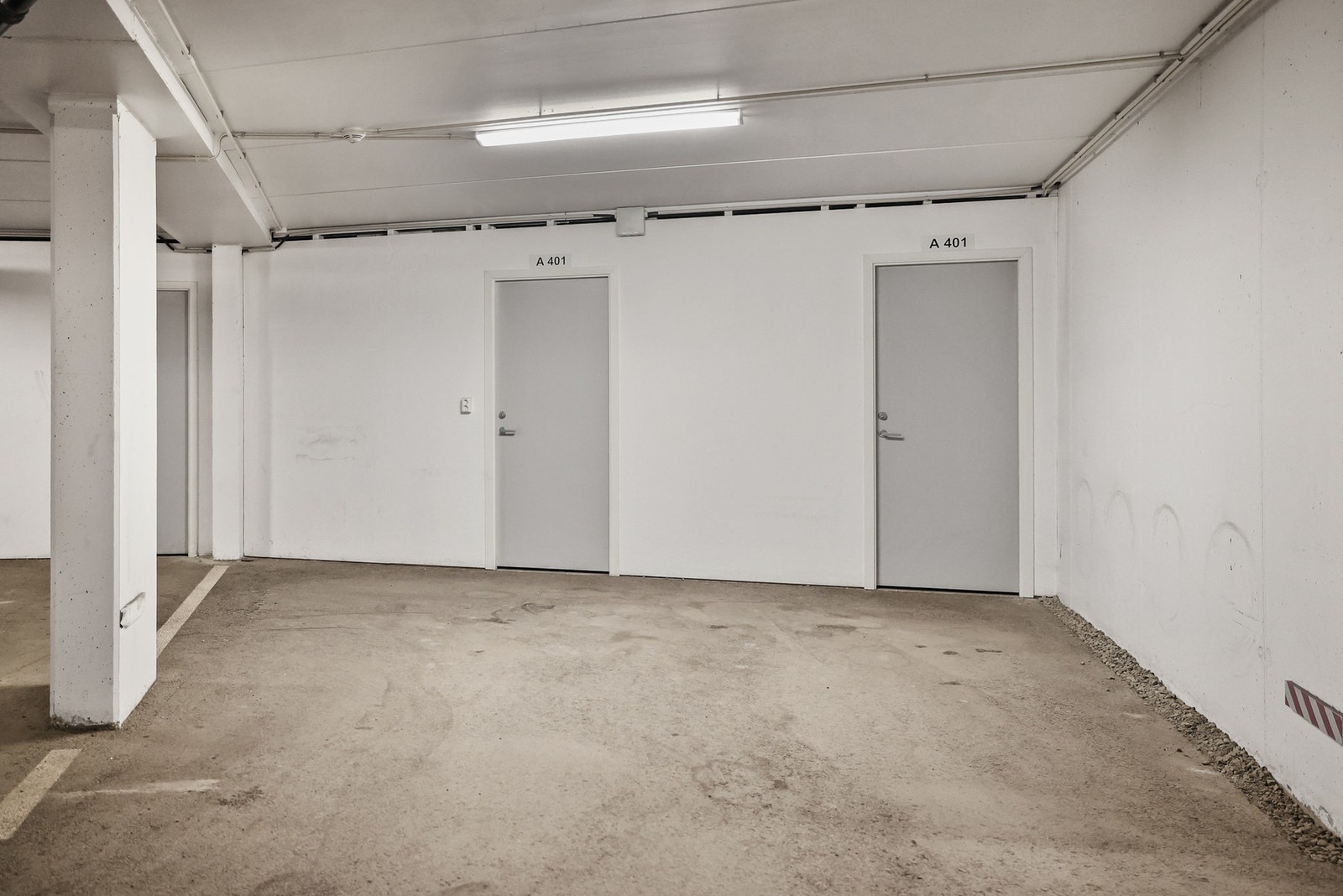 Parkering i garasje, der man har en stor parkeringsplass med to store boder . Galleribilde