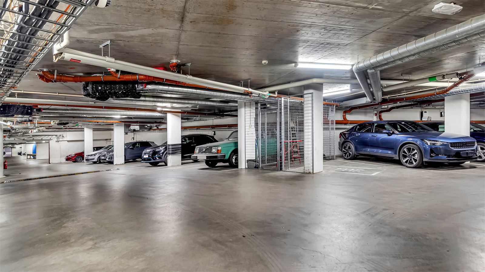 Bruksrett til garasjeplass kan kjøpes/leies i kjelleren med heis opp til leilighetsplan når det er ledig. Det ligger både plass til salg og til leie ute i markedet pt Galleribilde