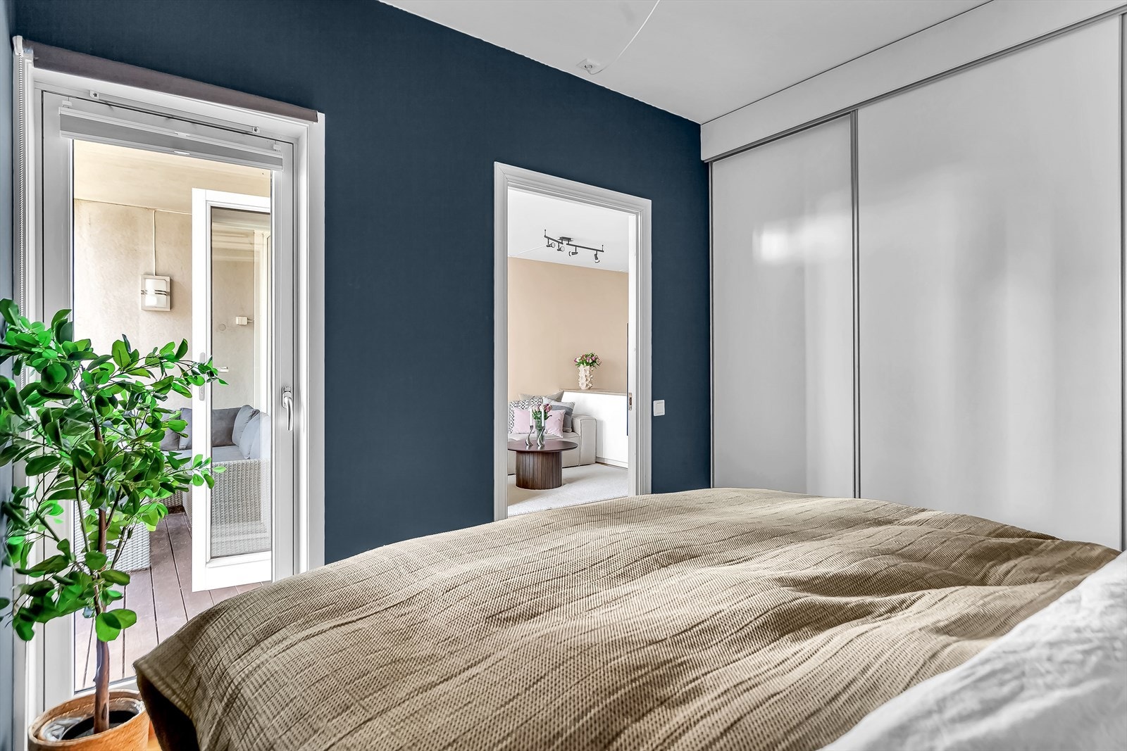 Rikelig med oppbevaringsplass i stor skyvedørsgarderobe. Soverommet er vendt bort fra vei og støy. Direkte utgang til terrassen fra soverommet Galleribilde