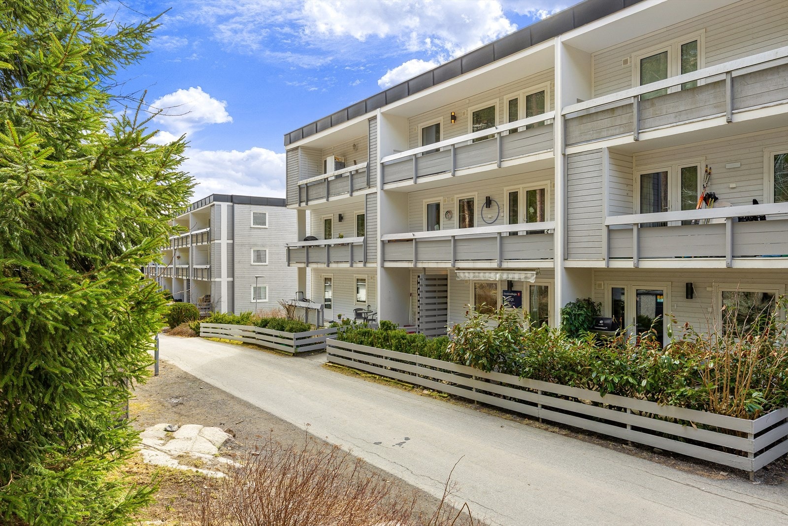 Beliggenheten er svært barnevennlig med Grindbakken barneskole på andre siden av skogholtet. Galleribilde