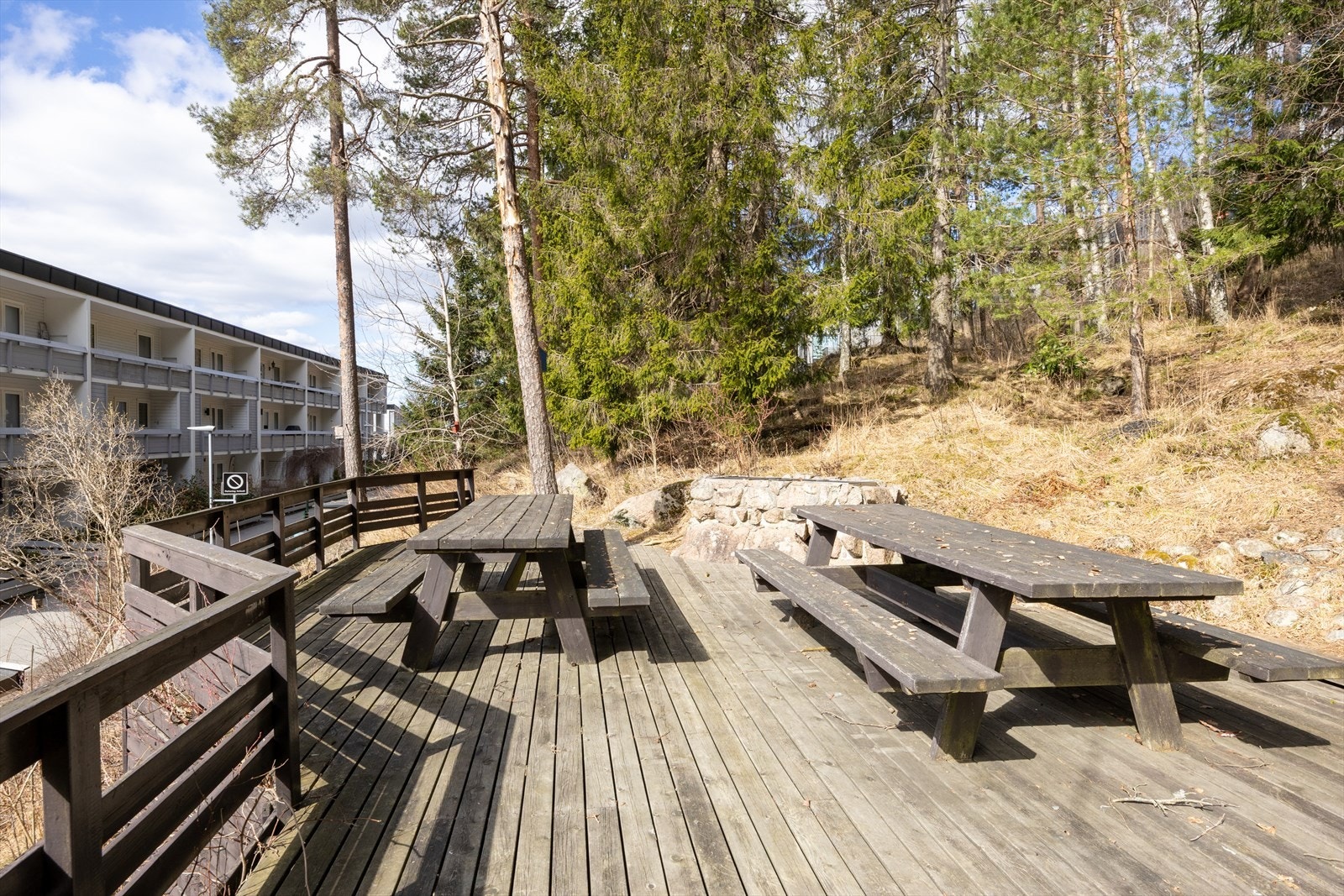 Flere hyggelige opparbeidede sitteplasser rundt i borettslaget. Galleribilde