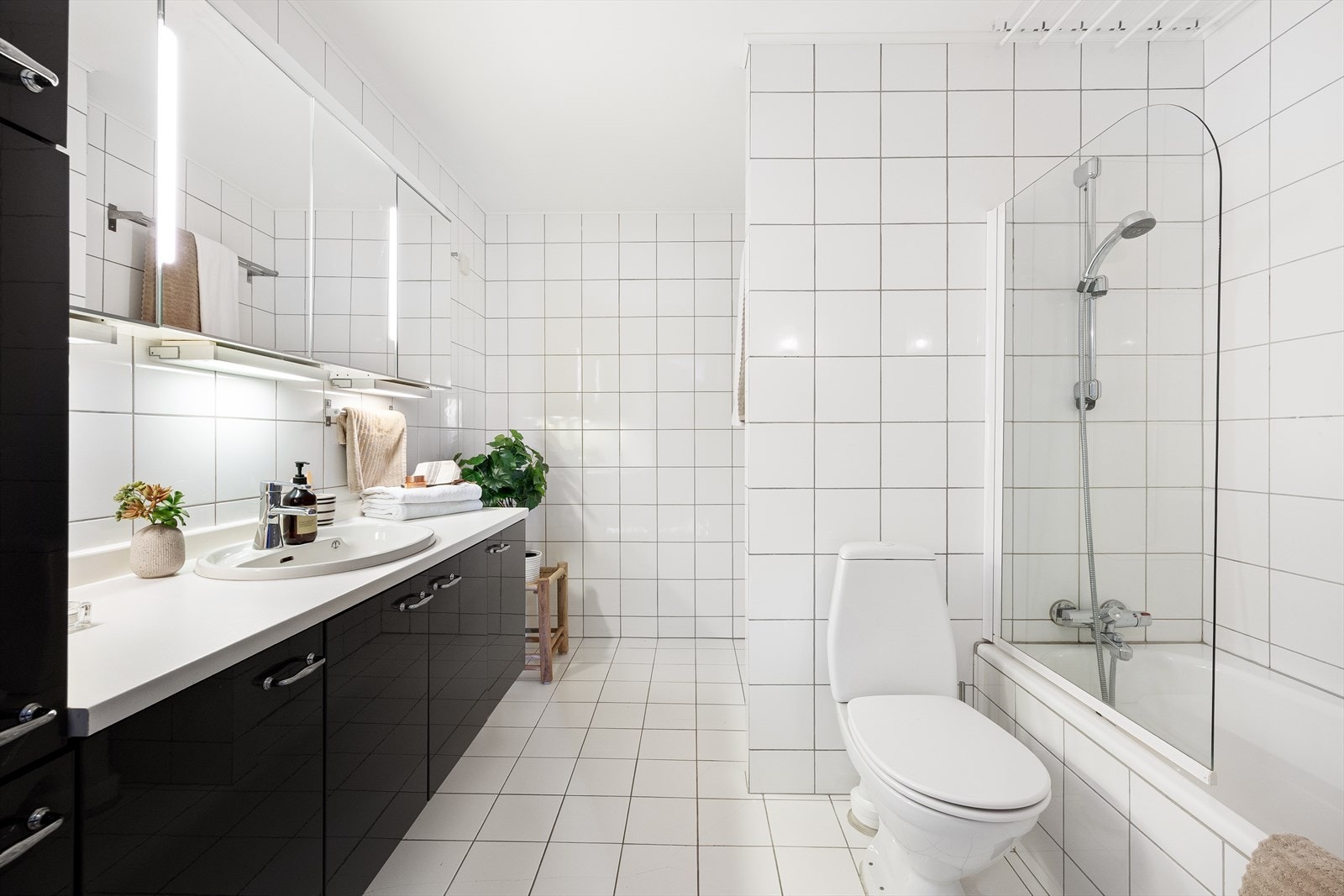 Pent flislagt bad/wc/vaskerom. Galleribilde