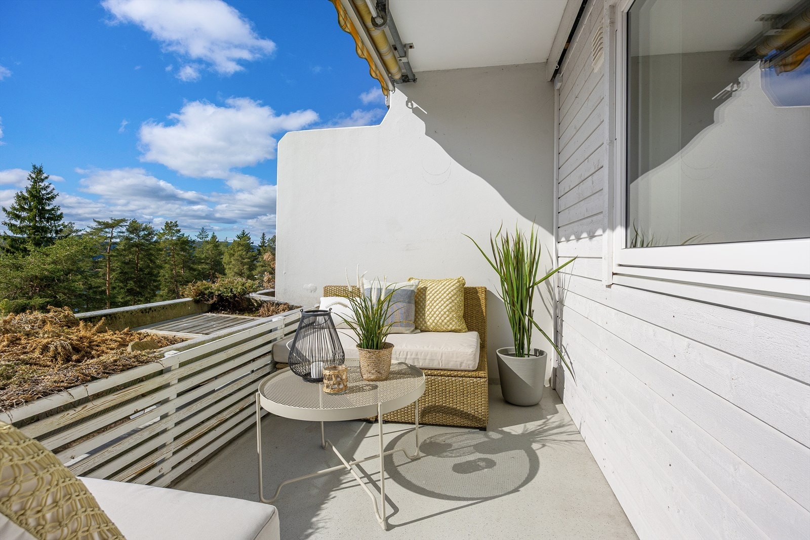 Nydelig skjermet og solrik terrasse. Her sitter man helt uforstyrret. Galleribilde