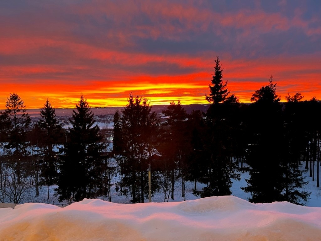 Selgers egne bilde fra en nydelig solnedgang. Her har du fantastisk utsikt mot byen og Oslofjorden Galleribilde