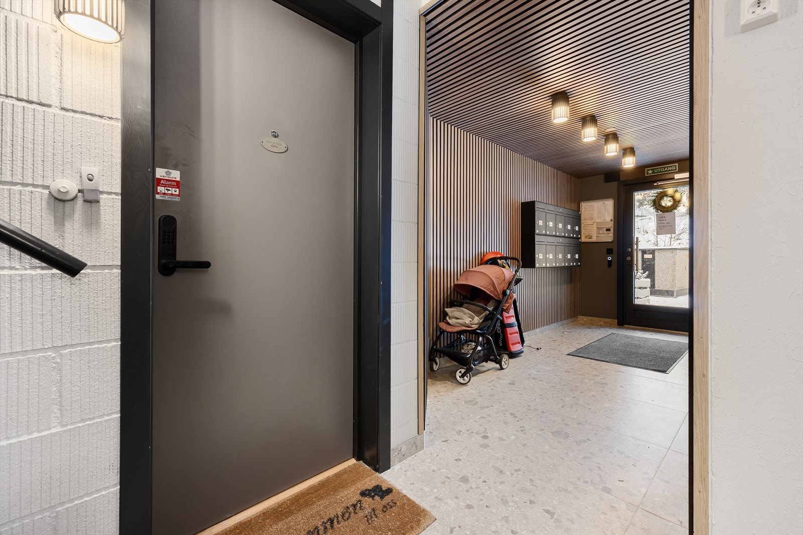 Kodelås på entrèdør. Pent oppusset oppgang. Trappefri akomst. Galleribilde