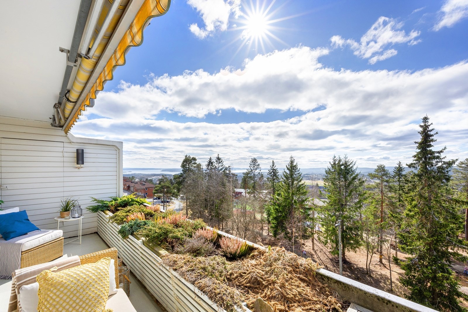 Storslått utsikt! Sydvestvendt terrasse på ca 11 kvm og nordøstvendt markterrasse Dette er boligen for deg som verdsetter luft og albuerom. Galleribilde