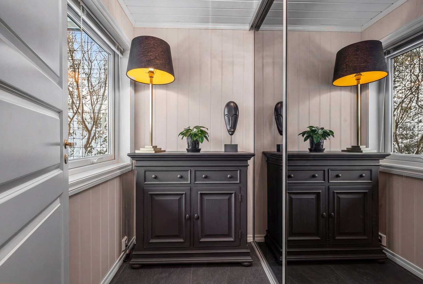 Omkledningsrom i forbindelse med entre. God plass til ytterplagg til alle sesonger. Galleribilde