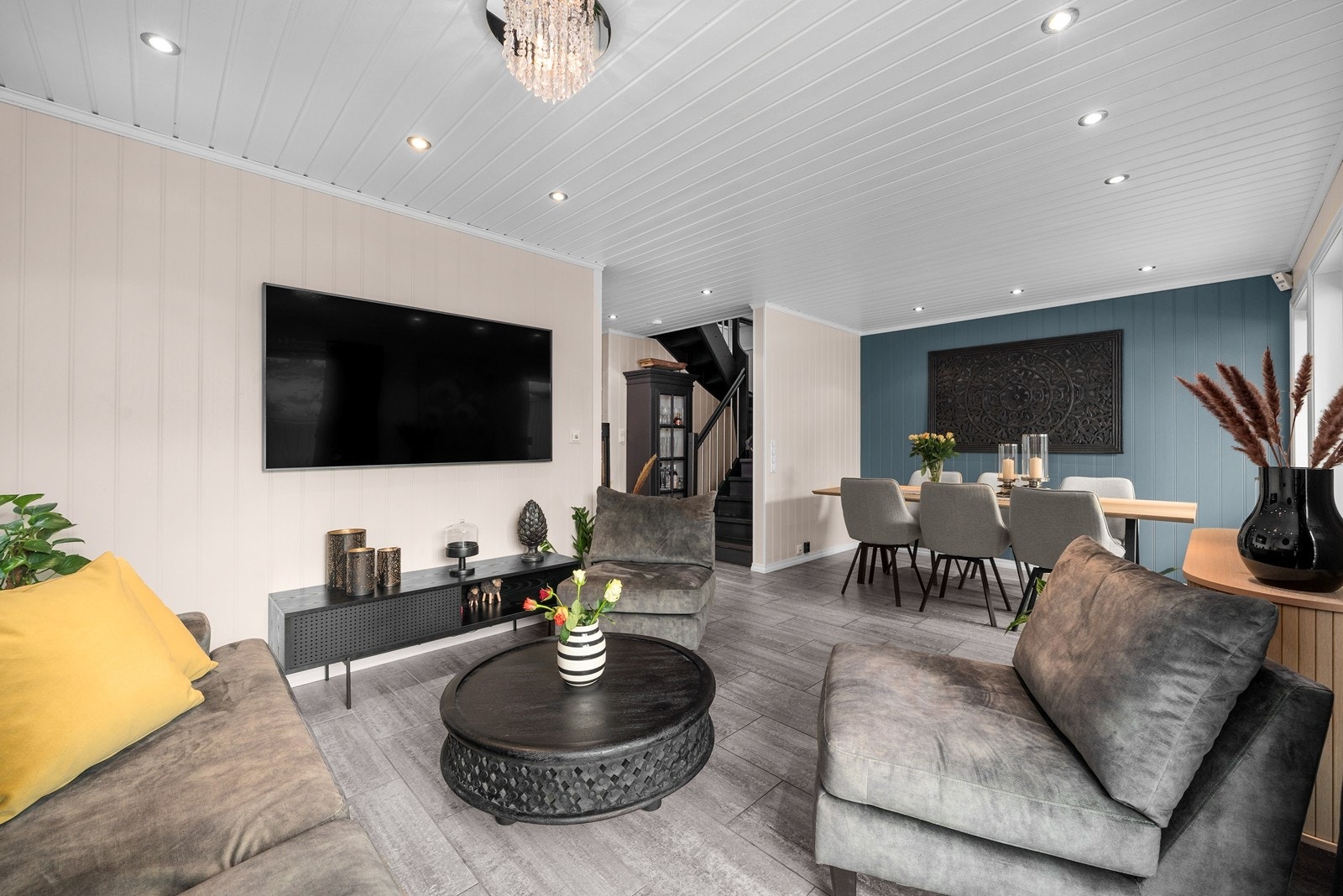 God plass til spisestue som innbyr til lystige lag med venner og familie. Galleribilde
