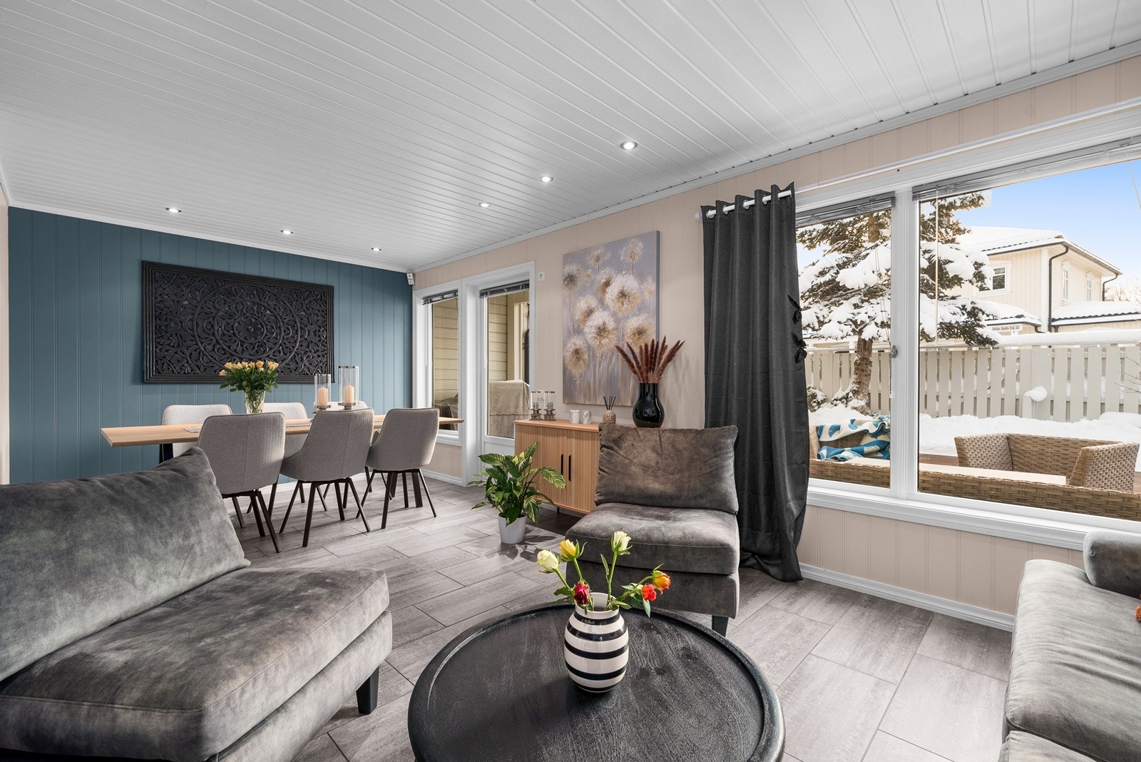 Store vindusflater som gir rikelig med naturlig lys. Galleribilde