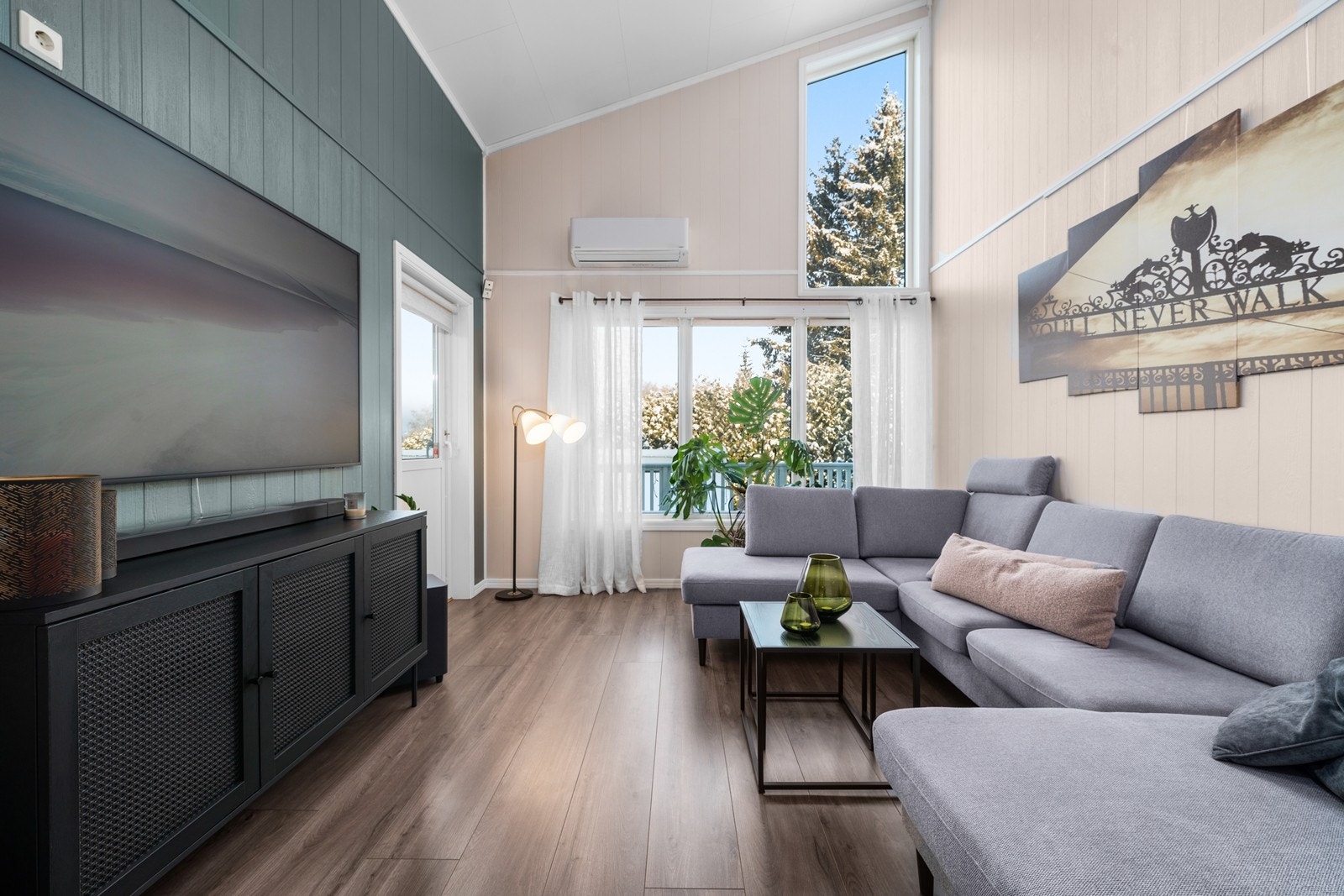 Varmepumpe som gir en jevn og god varme til huset. Store vindusflater. Utgang til balkong hvor du kan nyte kveldssolen. Galleribilde