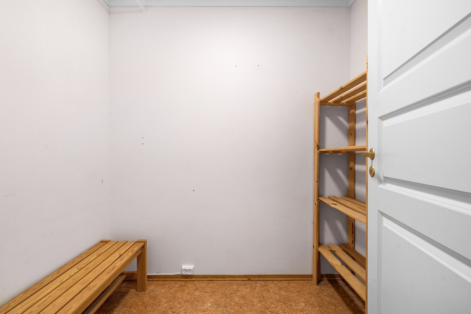 Leiligheten har en innvendig bod og videre er det bod på balkongen (ca. 5 kvm.) og kjellerbod (ca. 5 kvm.). Galleribilde