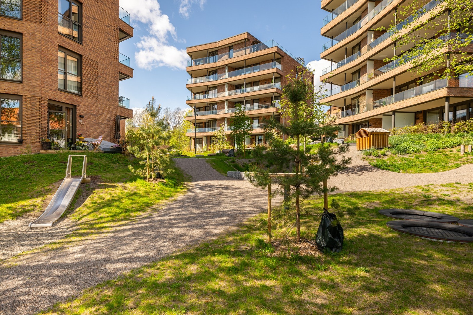 Borettslaget består av fire punkthus med til sammen 58 leiligheter. Byggene er tegnet av Lund Hagem og har et særpreg tilpasset omgivelsene. Galleribilde