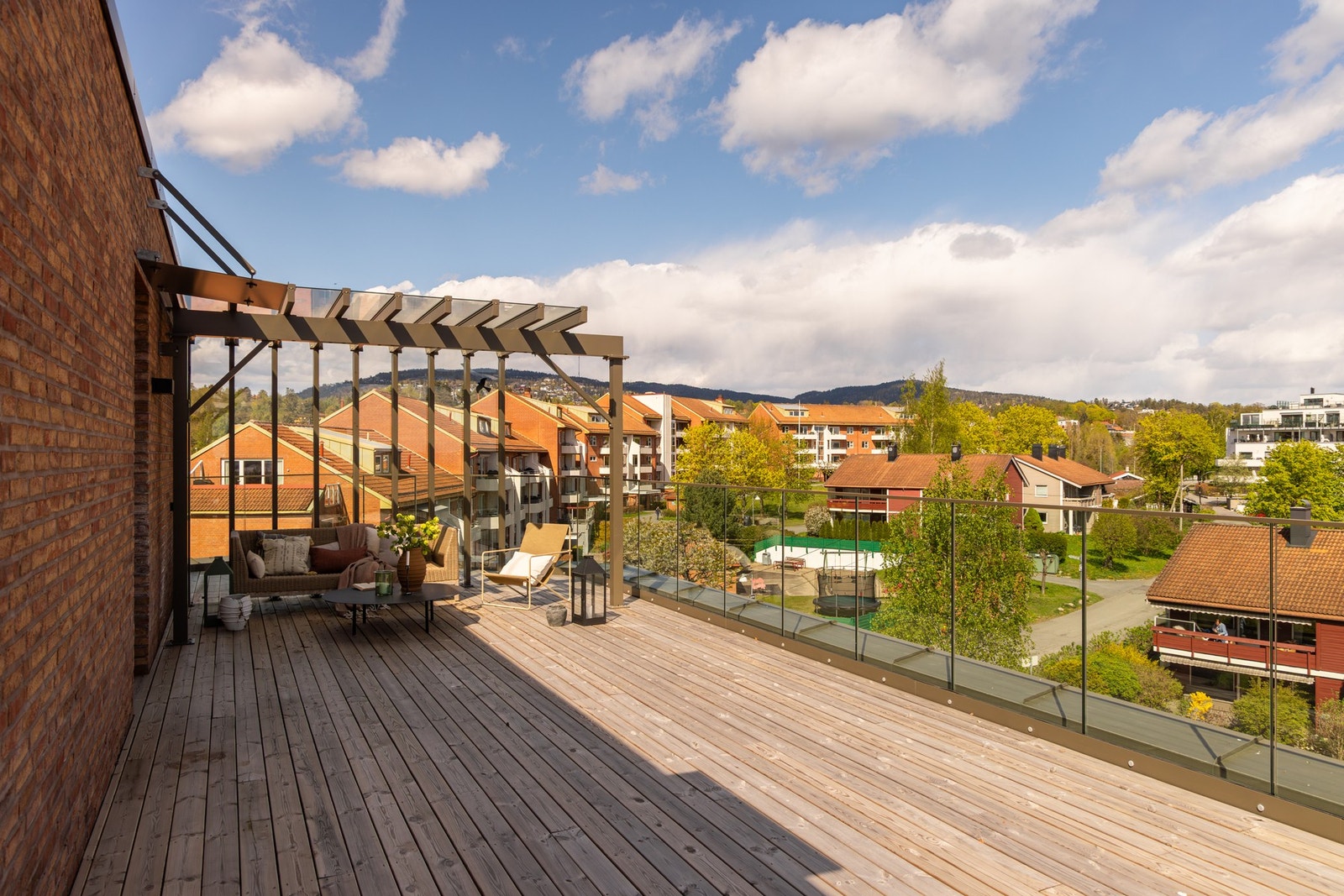 Denne fantastiske terrassen går rundt store deler av leiligheten og har utgang fra to av soverommene, hallen og spisestuen. Galleribilde