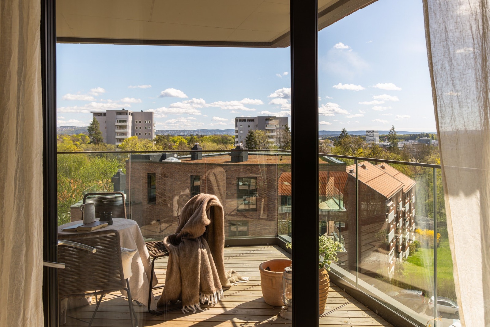 Delen utenfor spisestuen er overbygget. Perfekt sted for spisebordet og middag ute. Nydelig utsikt. Galleribilde