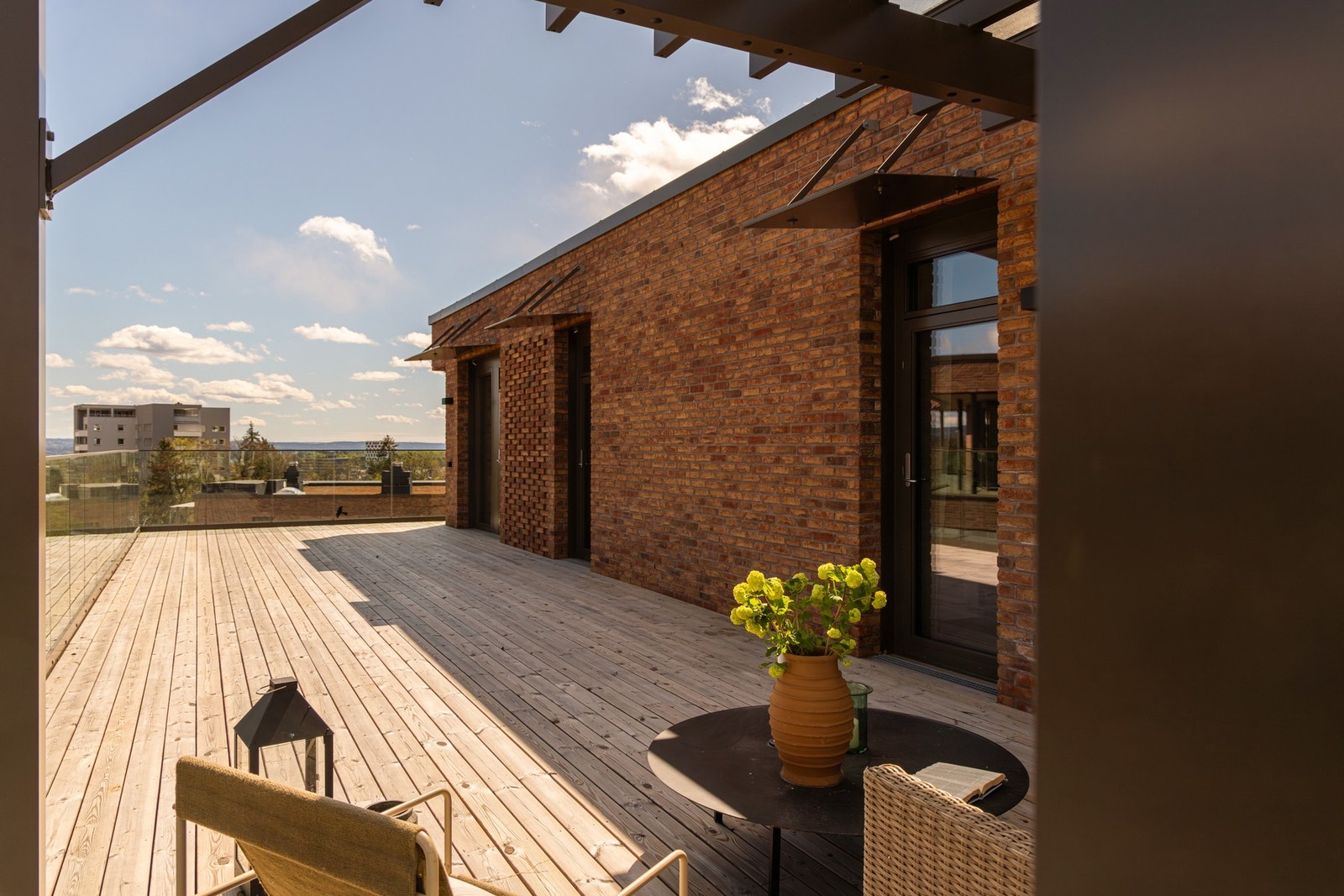 Deler av terrassen har pergola, perfekt sted å finne litt le. Galleribilde