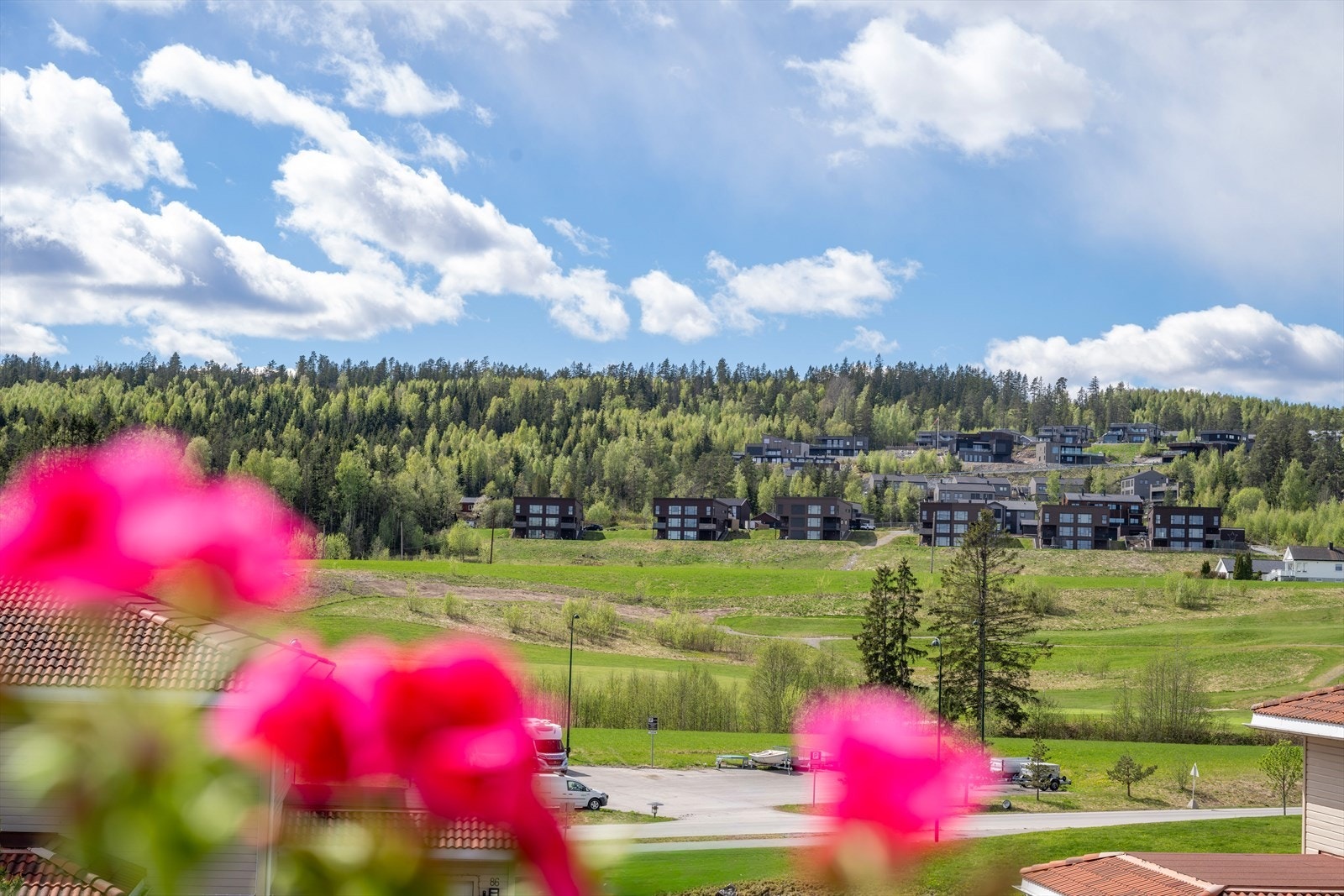 Flott utsikt mot Brådalsfjellet - over åsen her går solen ned på sommertid. Galleribilde