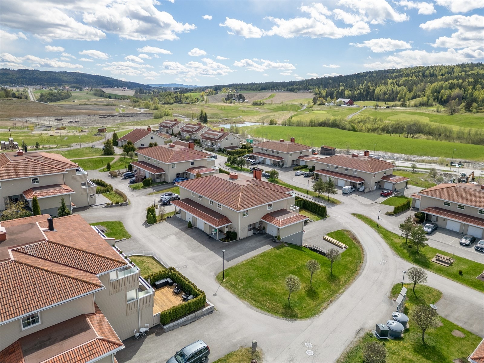 Velkommen til Nystulia 98! Boligen ligger høyt og flott til i terrenget og har god utsikt over nabolaget og golfbanen m. m. Galleribilde