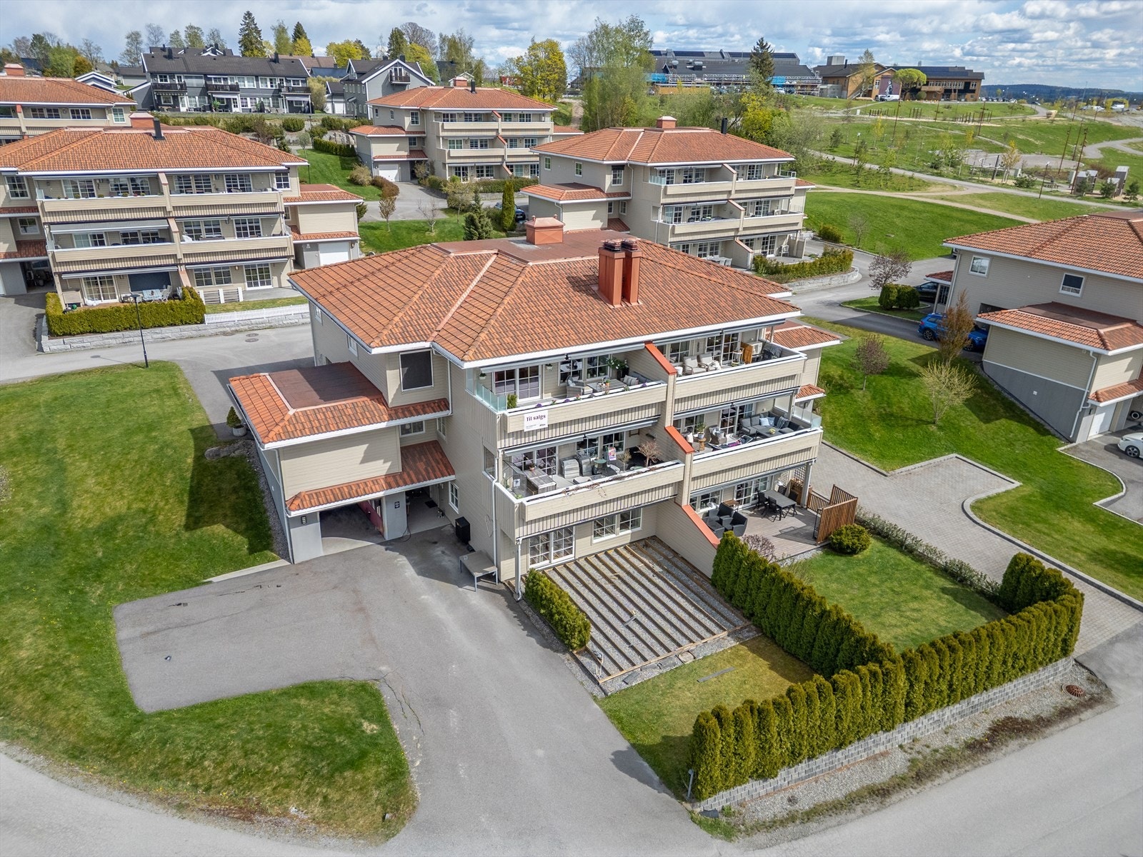 Husene er hver bygget med 6 leiligheter, og det er totalt 78 leiligheter i sameiet. Galleribilde