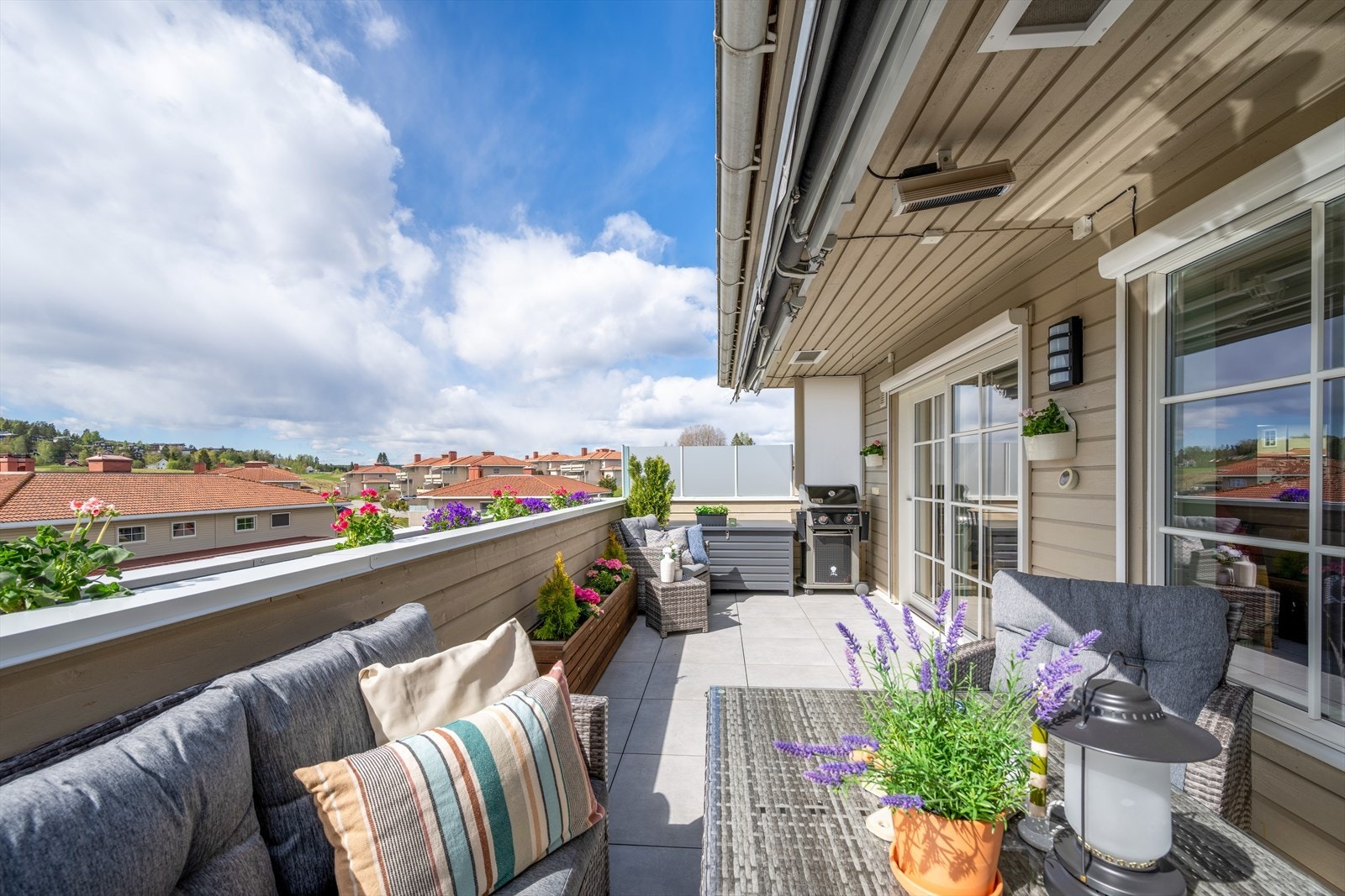 Balkongen har god plass til hagemøbler og kan ha to soner - med hver sin markise. Galleribilde