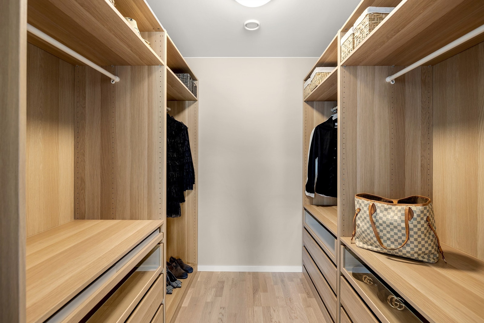 Praktisk walk-in closet for ekstra klesoppbevaring. Galleribilde