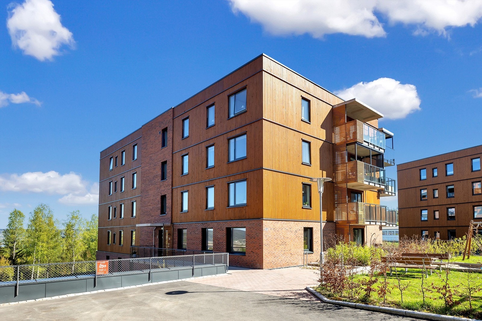 Hyggelig opparbeidet fellesområde med pergola, sittegrupper og grøntarealer. Galleribilde