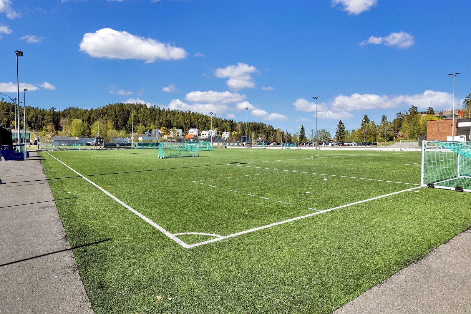 Området byr på blant annet lekeplasser, fotballbane og basketballbane. Galleribilde