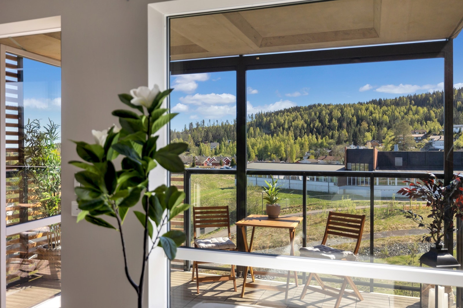 Fra stuen har du utgang til overbygget balkong. Galleribilde