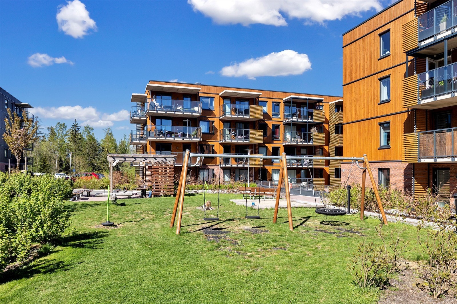 Hyggelig opparbeidet fellesområde med pergola, sittegrupper og grøntarealer. Galleribilde