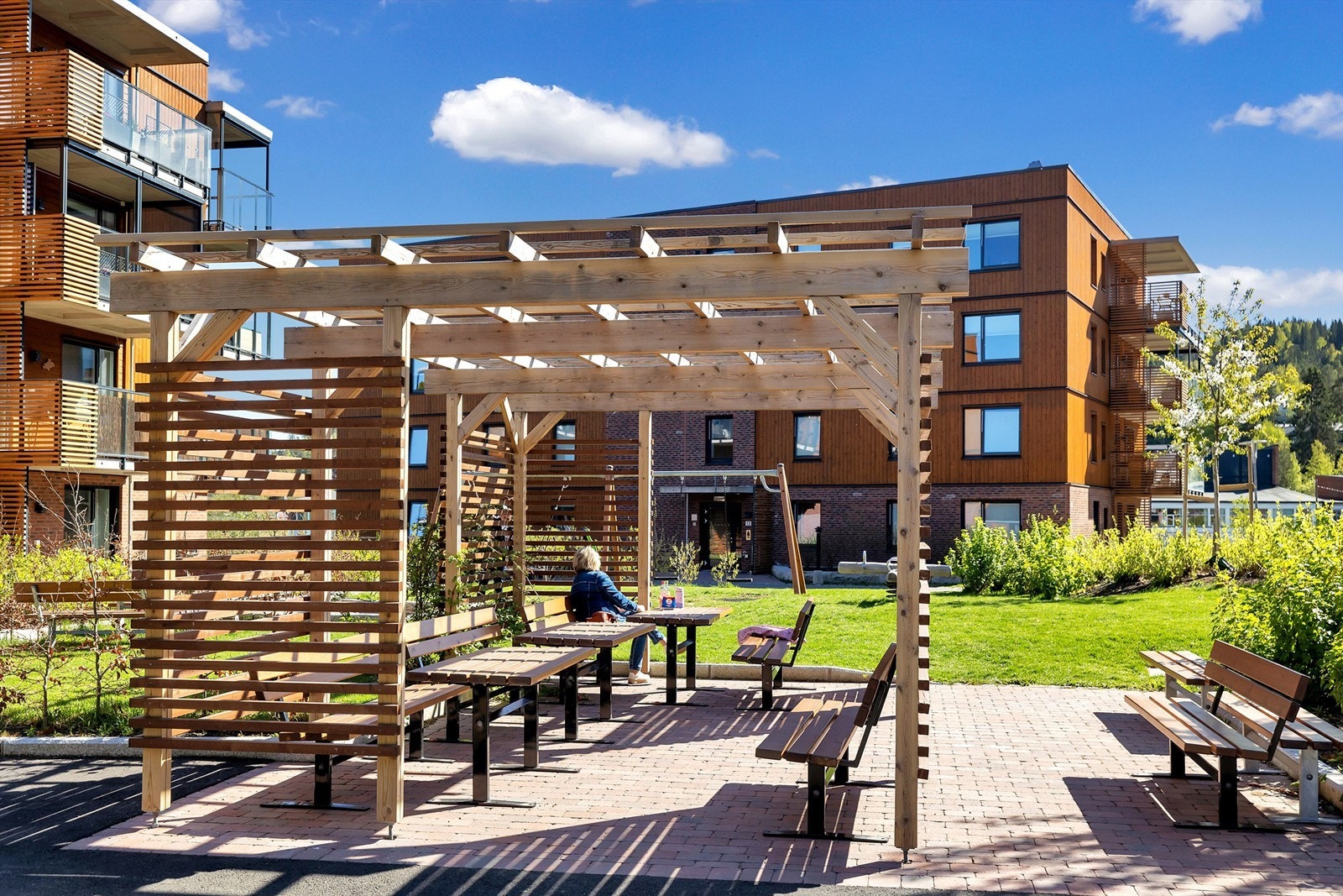 Hyggelig opparbeidet fellesområde med pergola, sittegrupper og grøntarealer. Galleribilde