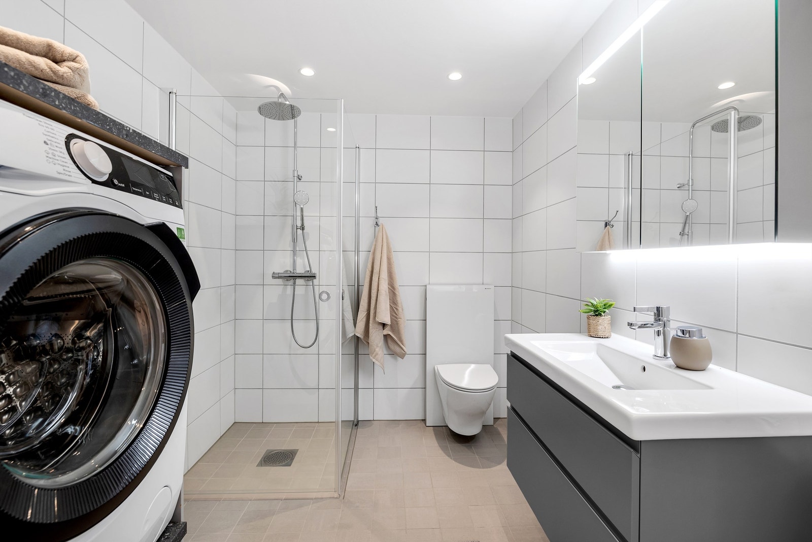 Delikat og praktisk bad fra 2024 med gulvvarme og downlights. Tilrettelagt opplegg for vaskemaskin. Galleribilde