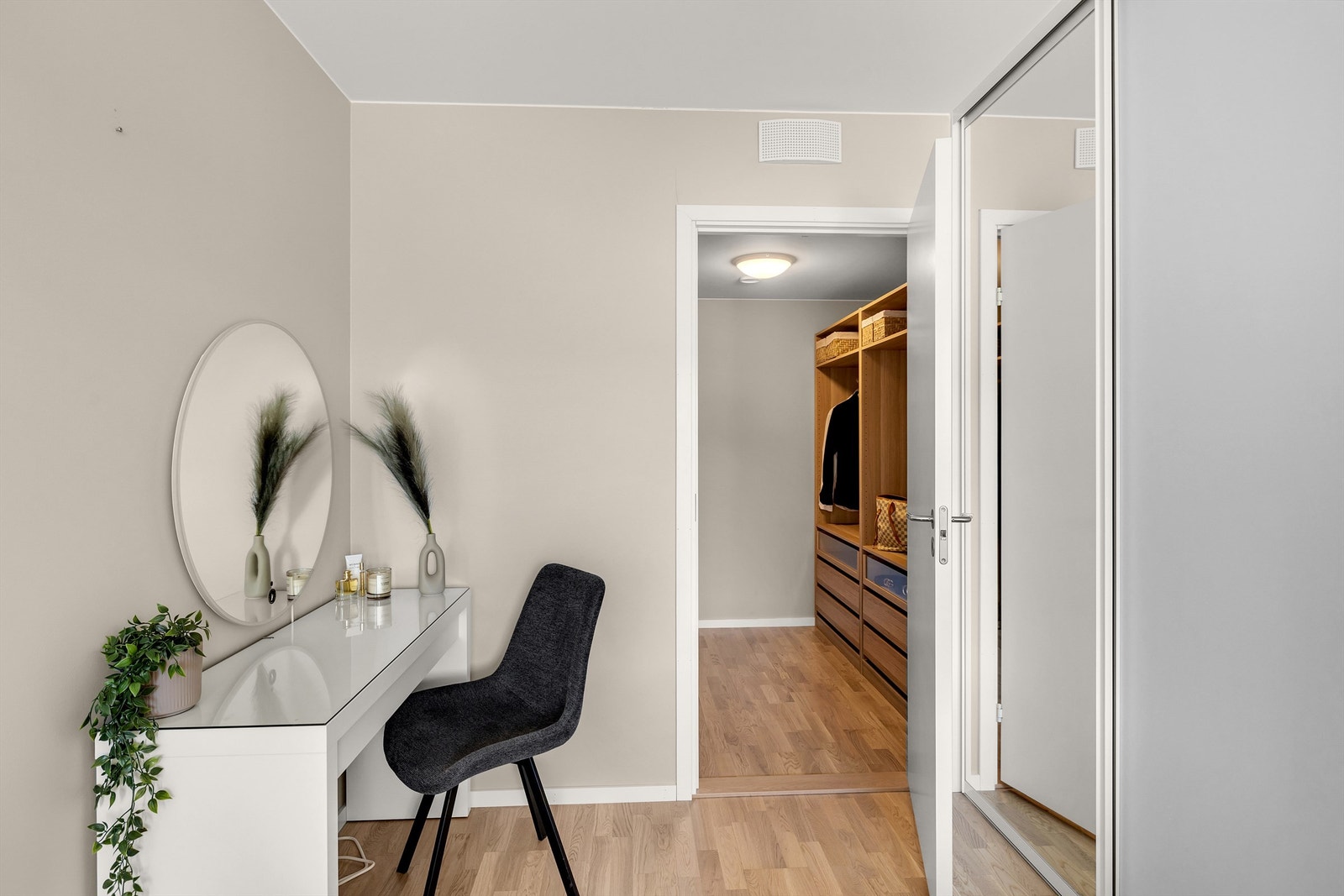 Direkte tilgang til innbydende walk-in closet fra hovedsoverommet. Galleribilde