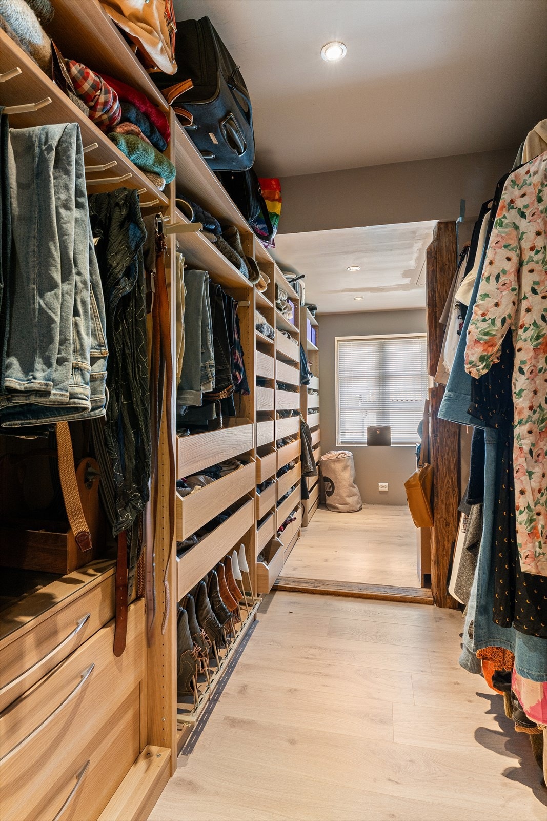 Walk-in closet med god plass til klesoppbevaring. Galleribilde