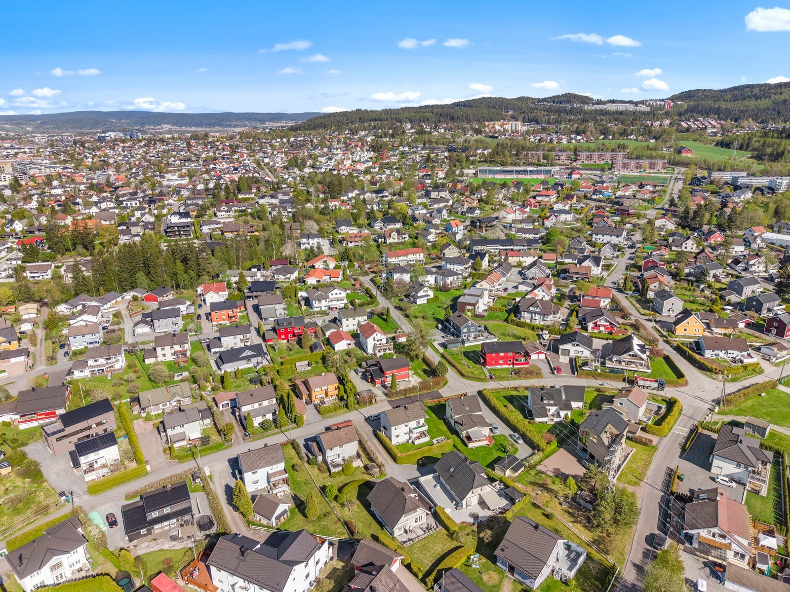 Dagligvarehandelen kan også enkelt gjøres på Coop Mega eller Kiwi på Fjellhamar. I tillegg finnes Kiwi ved Ahus og Rema 1000 på Strømmen. Ønsker du ytterligere servicetilbud, er det kort vei til både Metro og Lørenskog Storsenter Triaden. Galleribilde